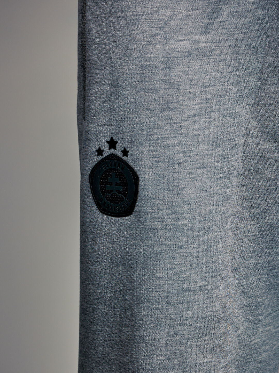 Adidas graue Herren-Jogginghose mit schwarzem Logo