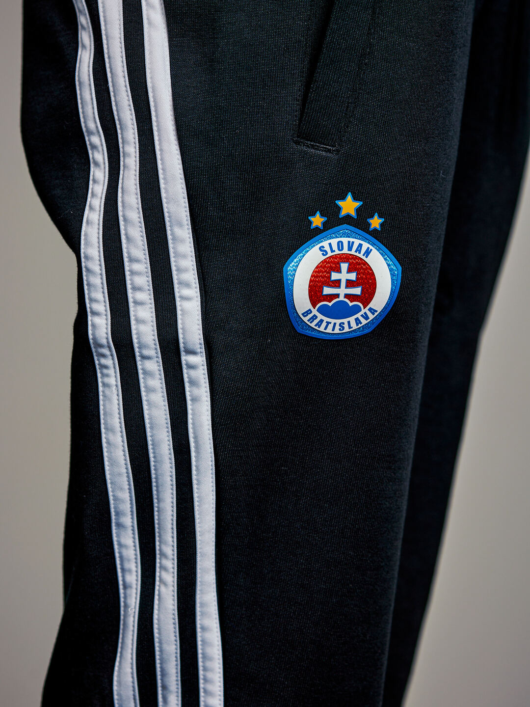Čierne tepláky adidas s logom