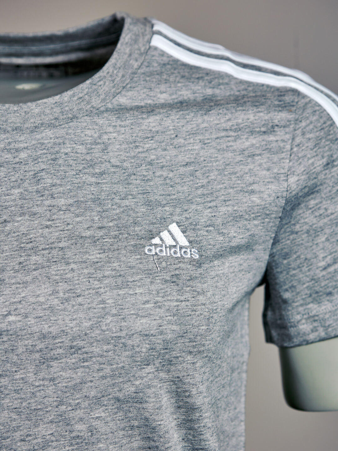 Šedé tričko adidas s bielym logom