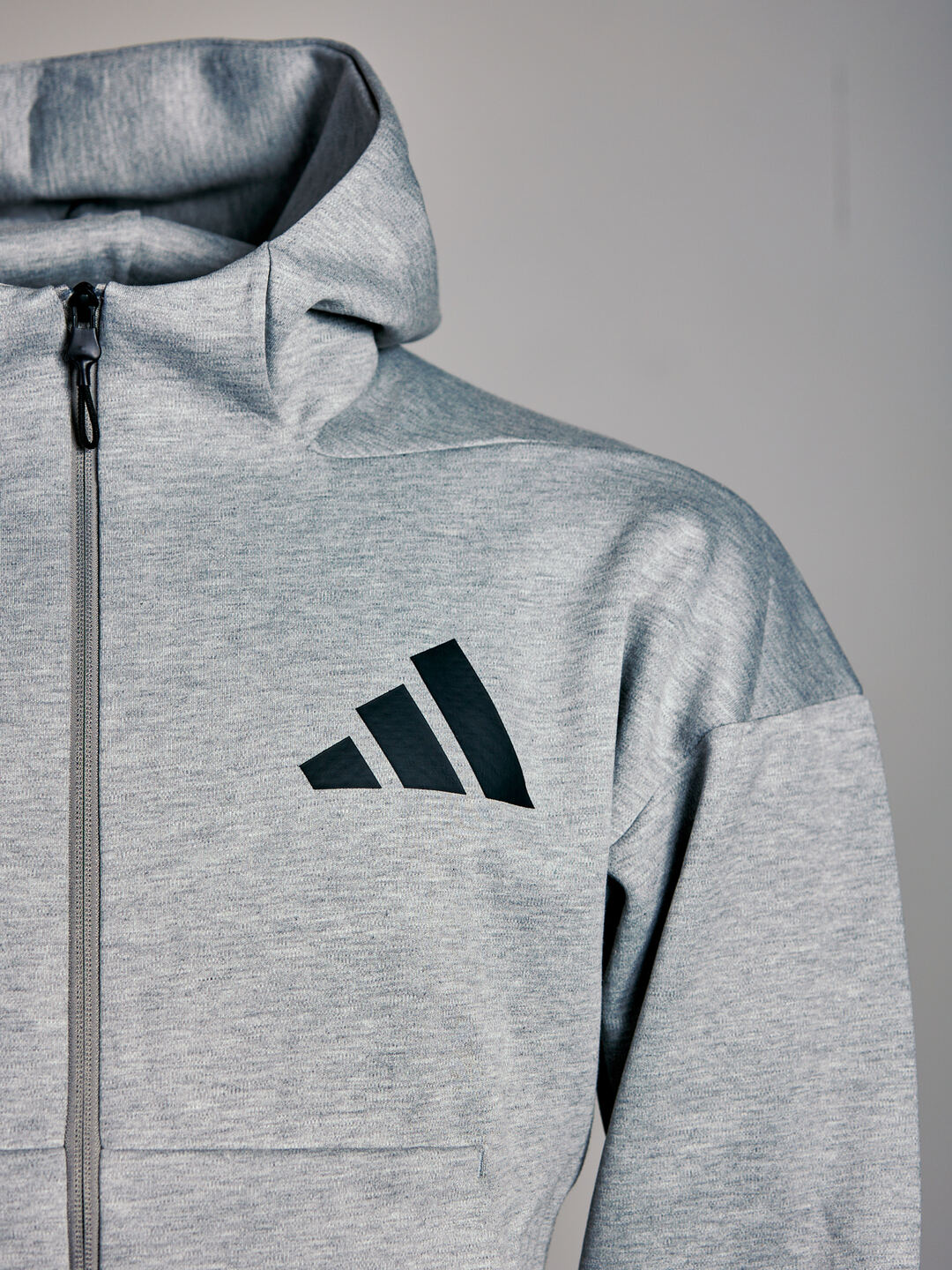 Adidas Herren-Kapuzenjacke mit Reißverschluss, grau mit schwarzem Logo