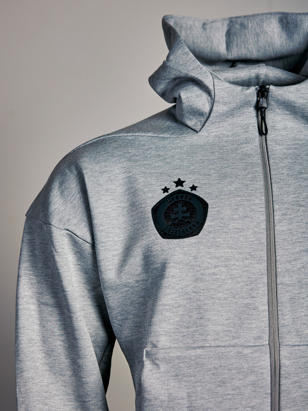 Adidas Herren-Kapuzenjacke mit Reißverschluss, grau mit schwarzem Logo