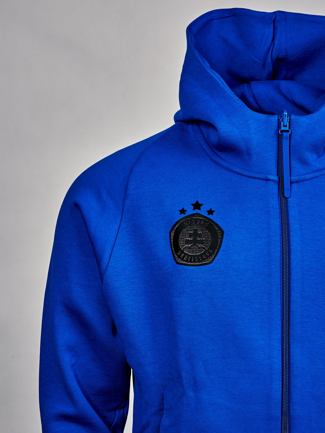 Königsblaue Adidas Kapuzenjacke mit Reißverschluss und schwarzem Logo