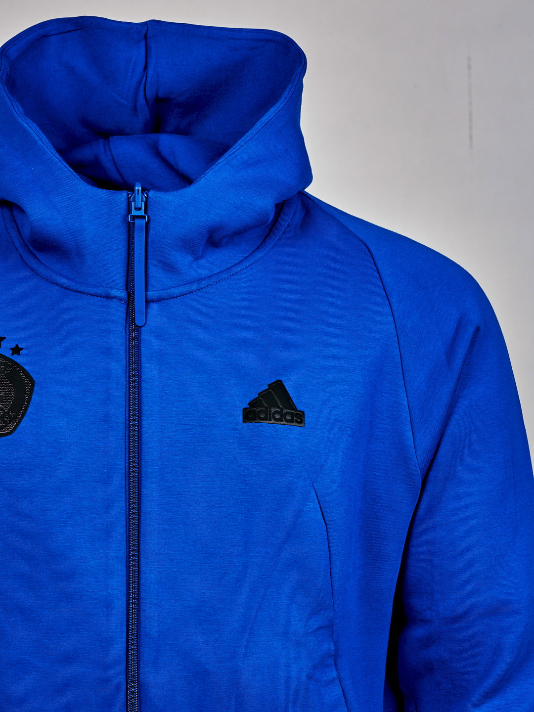 Königsblaue Adidas Kapuzenjacke mit Reißverschluss und schwarzem Logo