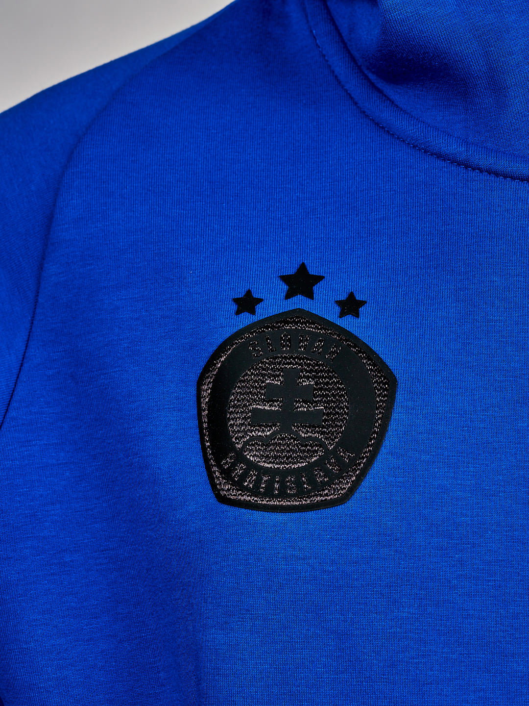 Königsblaue Adidas Kapuzenjacke mit Reißverschluss und schwarzem Logo