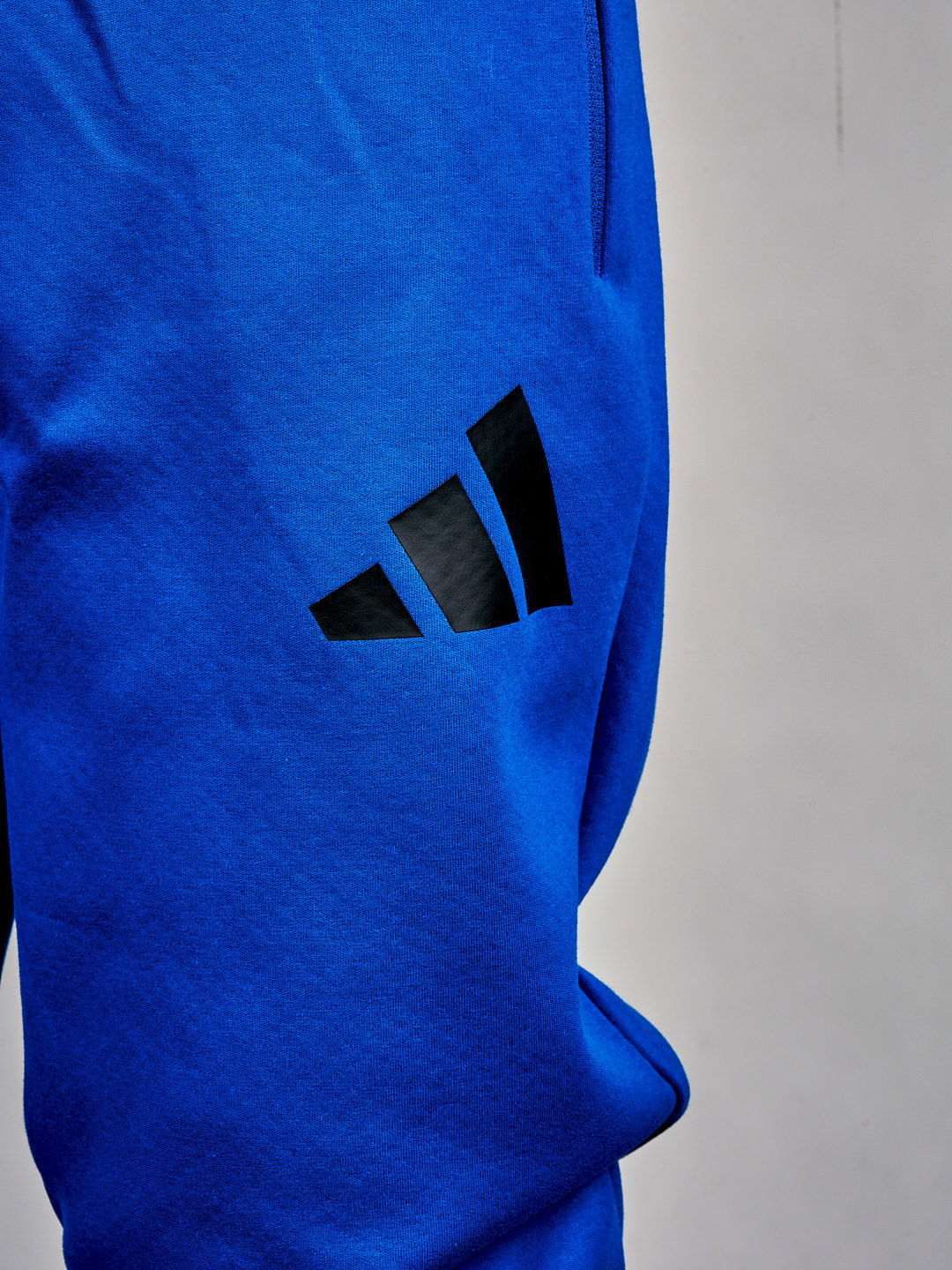 Adidas Herren Freizeithose Royalblau mit schwarzem Logo