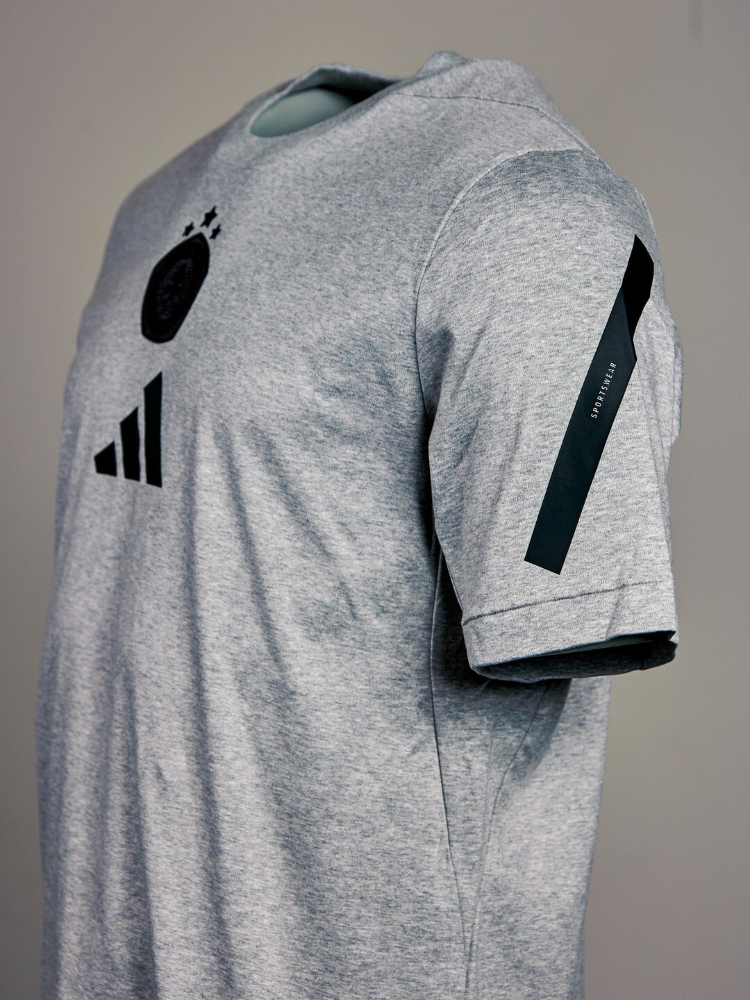 Adidas pánske šedé tričko s čiernym logom