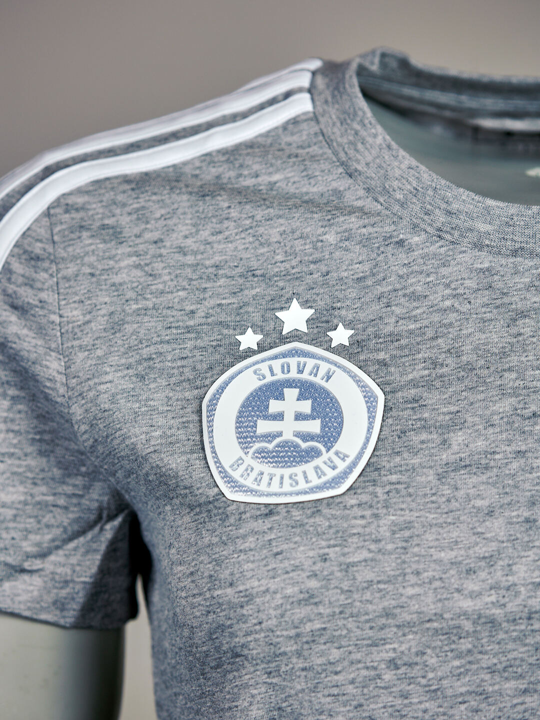 Šedé tričko adidas s bielym logom
