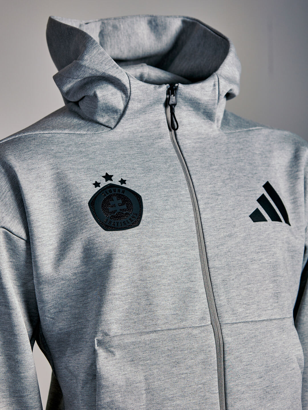 Adidas Herren-Kapuzenjacke mit Reißverschluss, grau mit schwarzem Logo