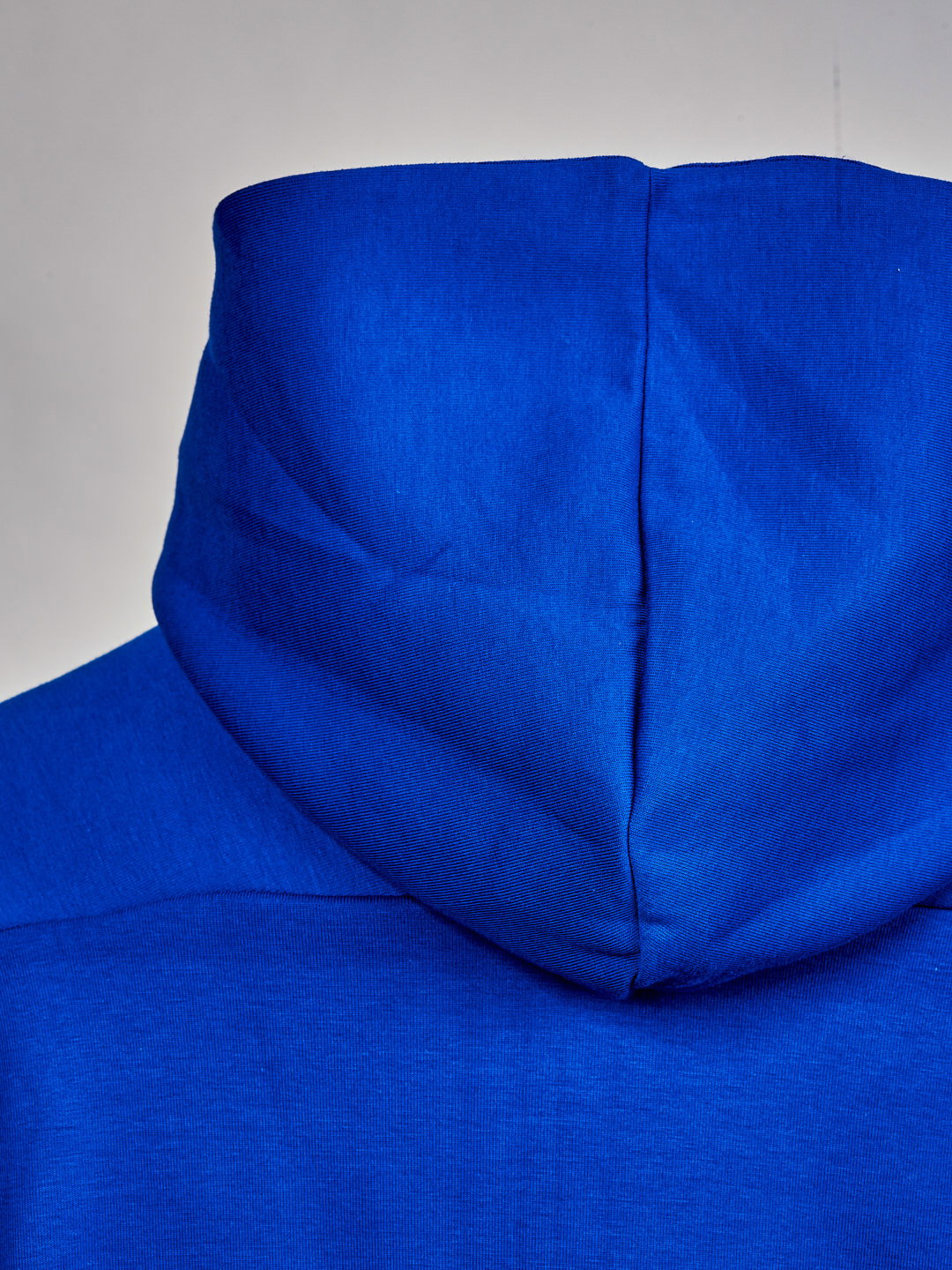 Königsblaue Adidas Kapuzenjacke mit Reißverschluss und schwarzem Logo