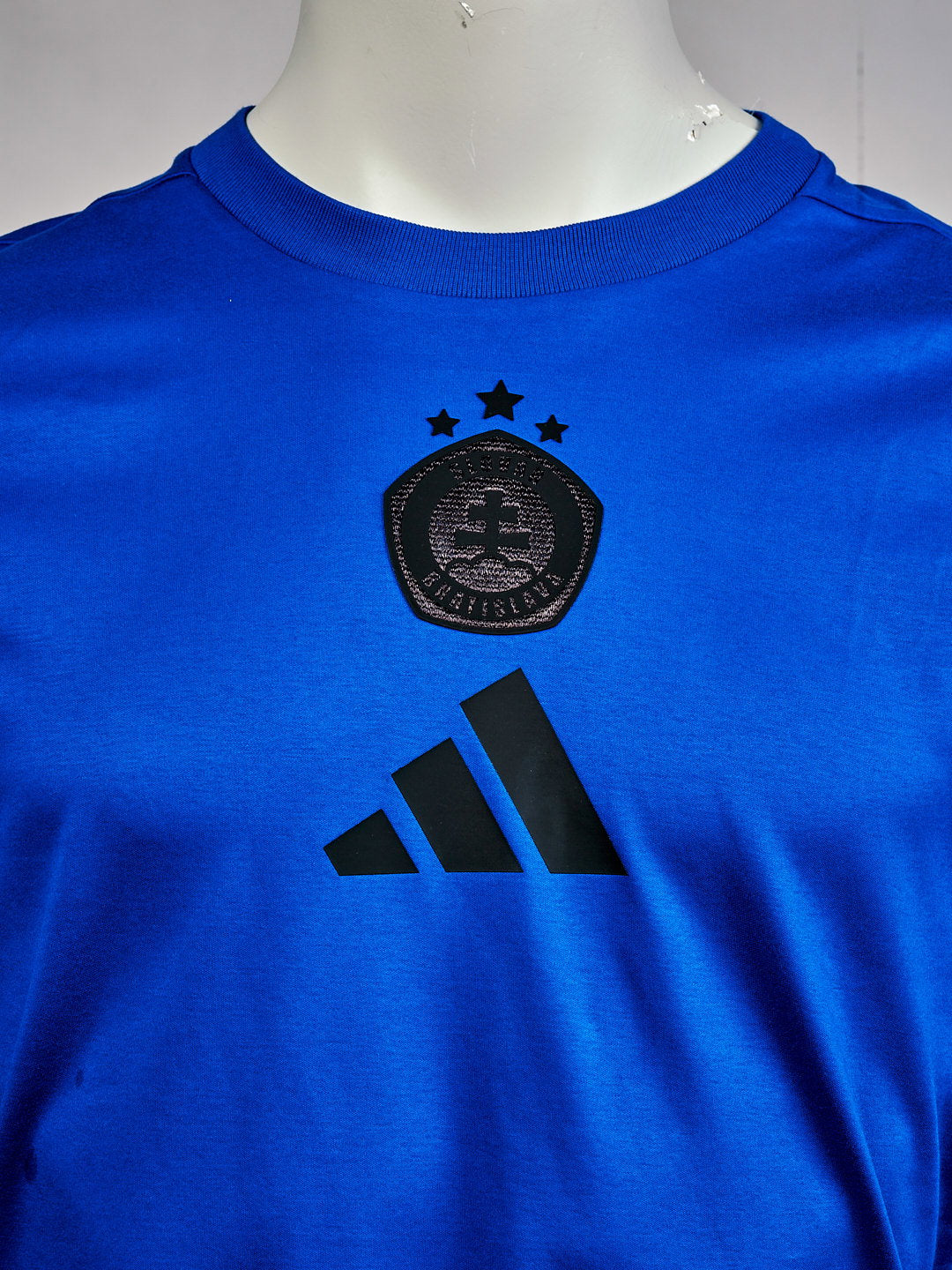 Adidas Herren-Freizeitshirt in Royalblau mit schwarzem Logo