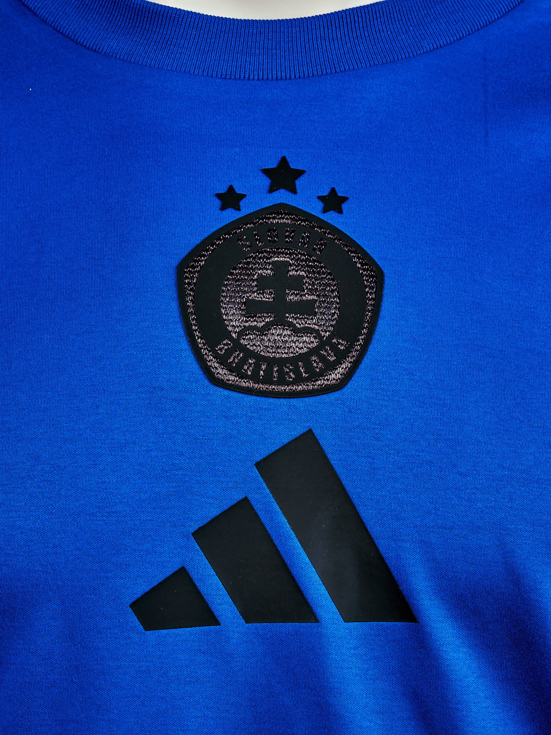 Adidas Herren-Freizeitshirt in Royalblau mit schwarzem Logo