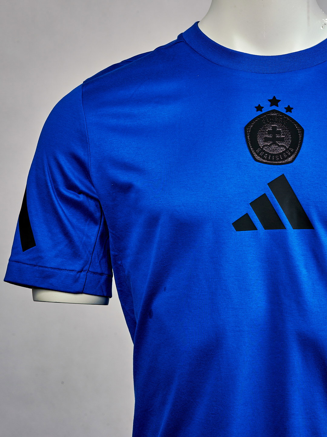 Adidas Herren-Freizeitshirt in Royalblau mit schwarzem Logo