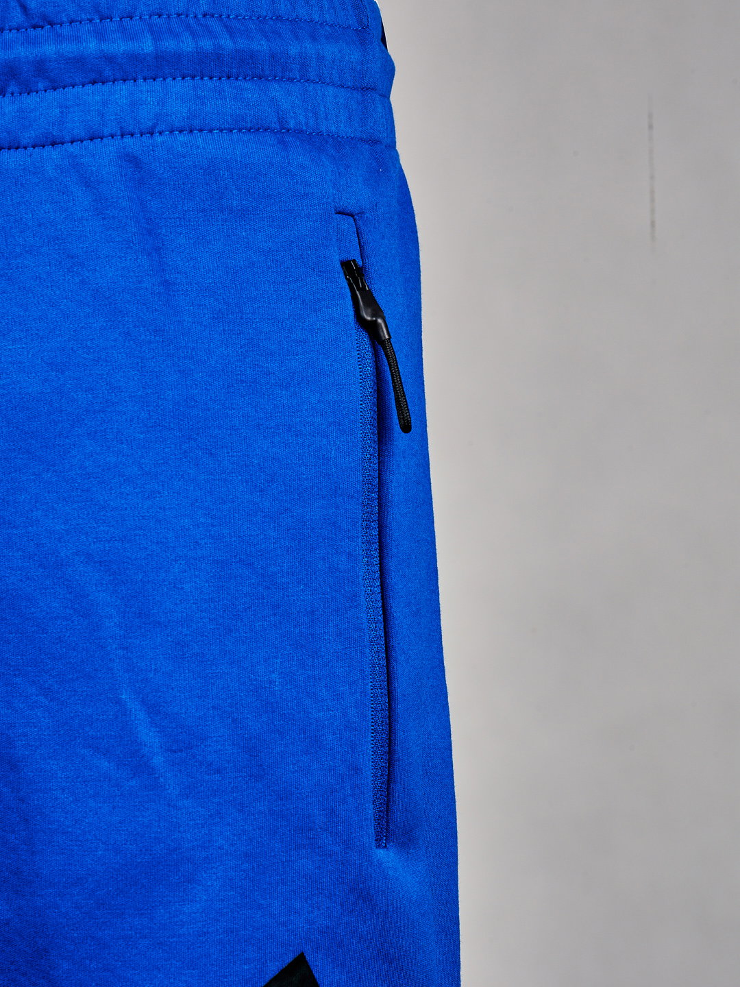 Adidas Herren Freizeithose Royalblau mit schwarzem Logo