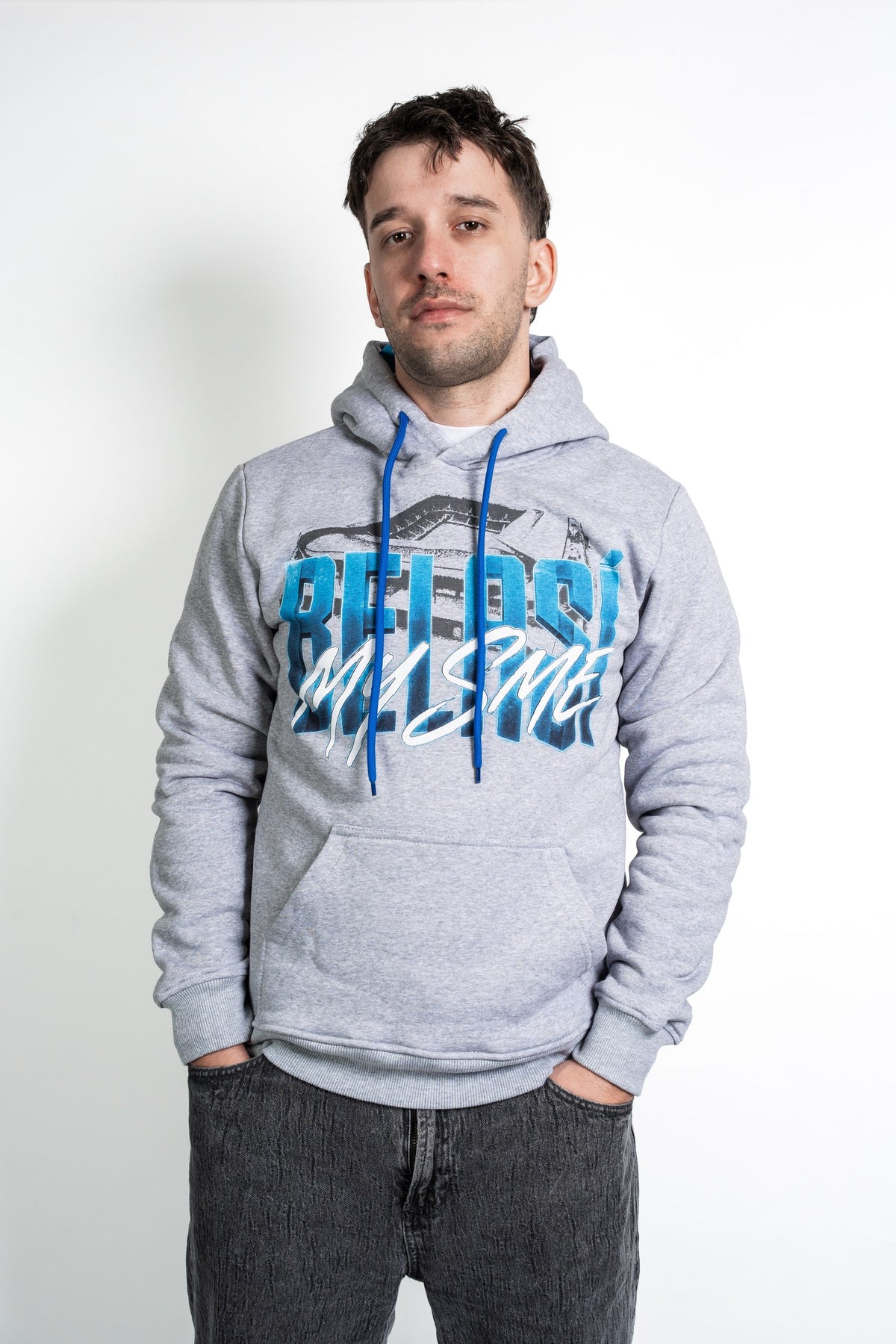 Slovan Style grauer Herren-Kapuzenpullover My sme Belasí